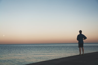 男人站在海附近
